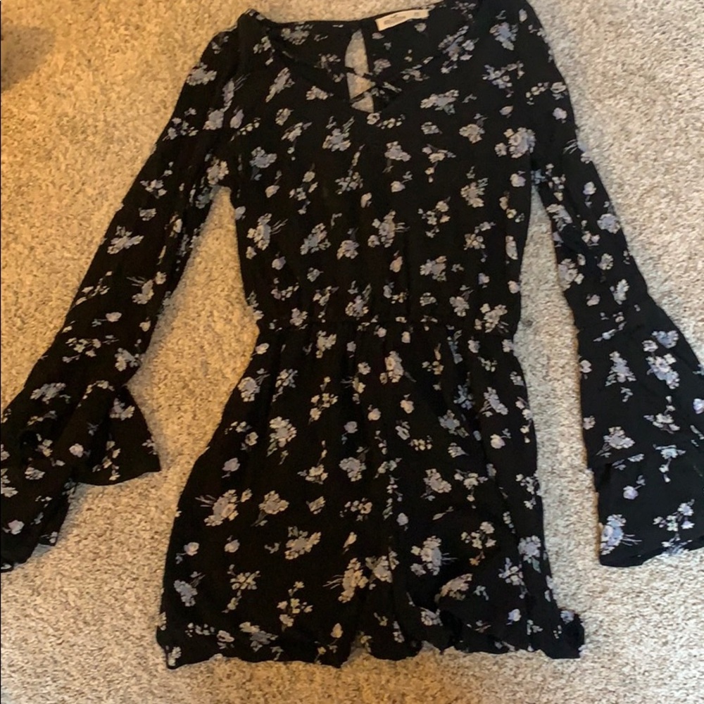 Hollister floral romper !!